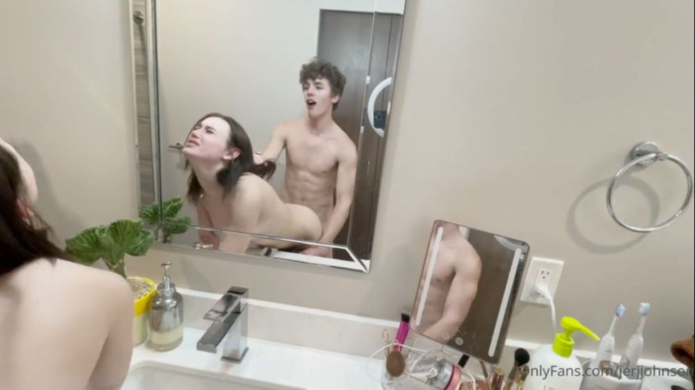 Britni Kitten Blowjob And Standing Fuck In Bathroom