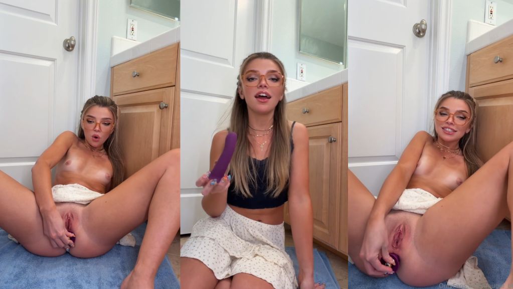 Bougie_Bb Fills Her Tight Asshole With A Dildo